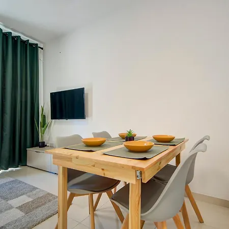 Apartment Beautiful, With Wifi & Ac By 360 Estates Gzira