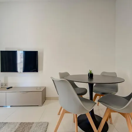 Beautiful, With Wifi & Ac By 360 Estates Gzira